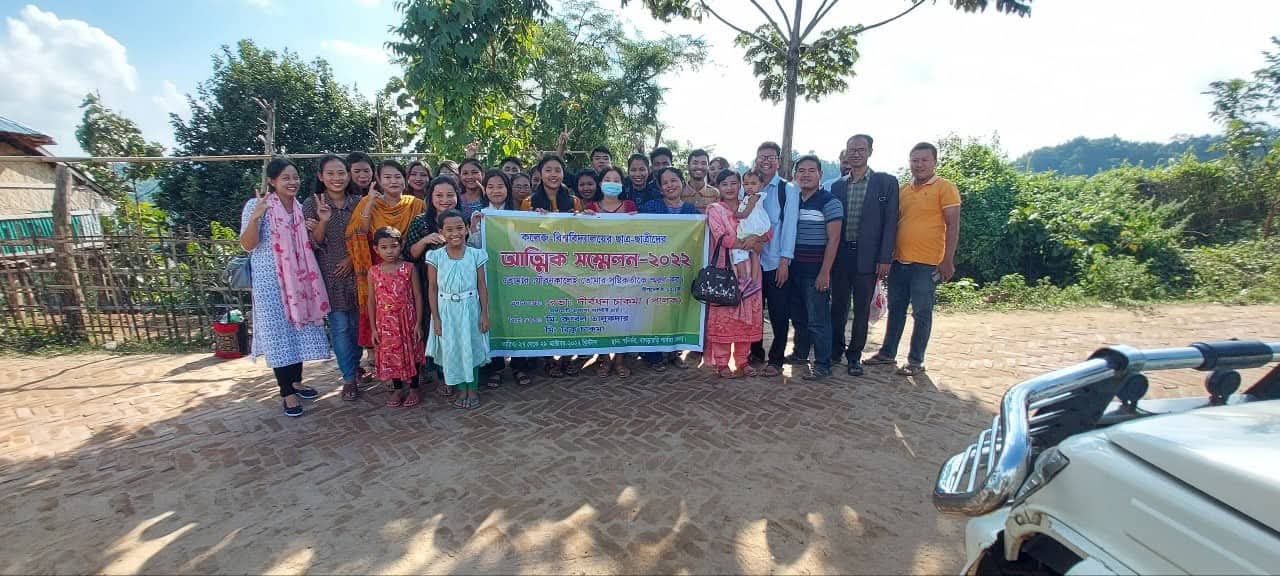 BCBT youth conference participants gathered outdoors